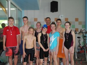 Medaillenflut für SG Lauf: alle Schwimmer erkämpften sich einen Platz auf dem Treppchen, ganz links Constantin Hennig mit drei neuen Vereinsrekorden, im Hintergrund Henning Gehrmann, Betreuer und Trainer der Wettkampfgruppe