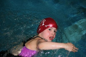 Ella Roelofs (Jahrgang 2009) gewinnt als jüngste Teilnehmerin der SG Lauf das „Wasserflöhe“ - Treffen in Schwabach über 25 m Rücken