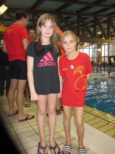 ​Vier erste Plätze und ein neuer Vereinsrekord sind die Ausbeute für das Nachwuchstalent Katharina Werben (Jahrgang 2007) bei 25. Nikolausschwimmen in Erlangen. Rechts daneben Jakob Sjöblom, der im Jahrgang 2008 zwei Goldpokale gewinnen konnte.