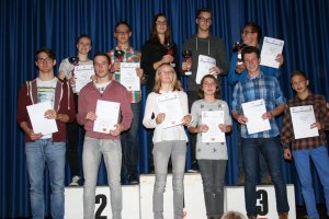 Die Ehrung der Pokalsieger und Vereinsmeister fand im Wollnersaal statt. Nach der Übergabe einer finanziellen Unterstützung durch den 2. Bürgermeister der Stadt Lauf Norbert Maschler fanden sich die Gewinner der Vereinsmeisterwertung auf dem Siegertreppchen zusammen: Milena Mühlmeister, Sven Jäger, Ines Lehnert, Marc Reinecke und Joshua Porzler (hintere Reihe, von li nach re).
