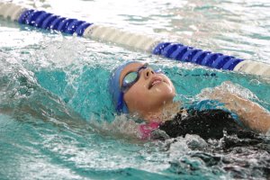 Carlotta Bülck schwamm über 100m Rücken einen neuen Vereinsrekord