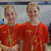 Lea Holfelder und Hanna Schuster mit ihren "Nikolaus" - Medaillen